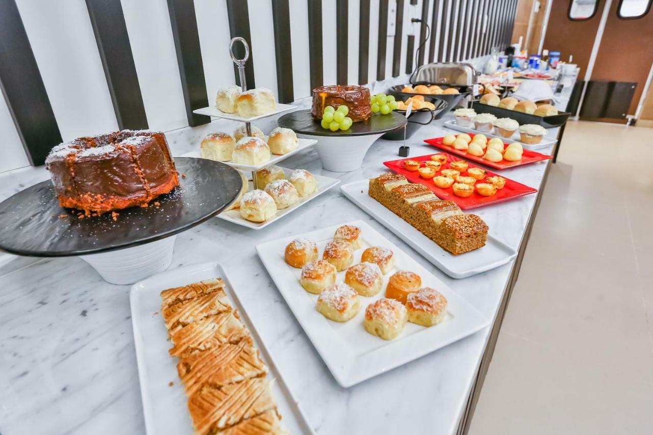 Transamerica Collection Goiania Luaran gambar A selection of cakes at a buffet